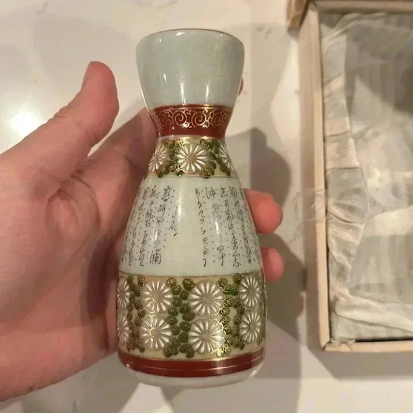 Vintage Japan Sake Set Porcelain Hand-Painted Floral Gold Details - Picture 2 of 6